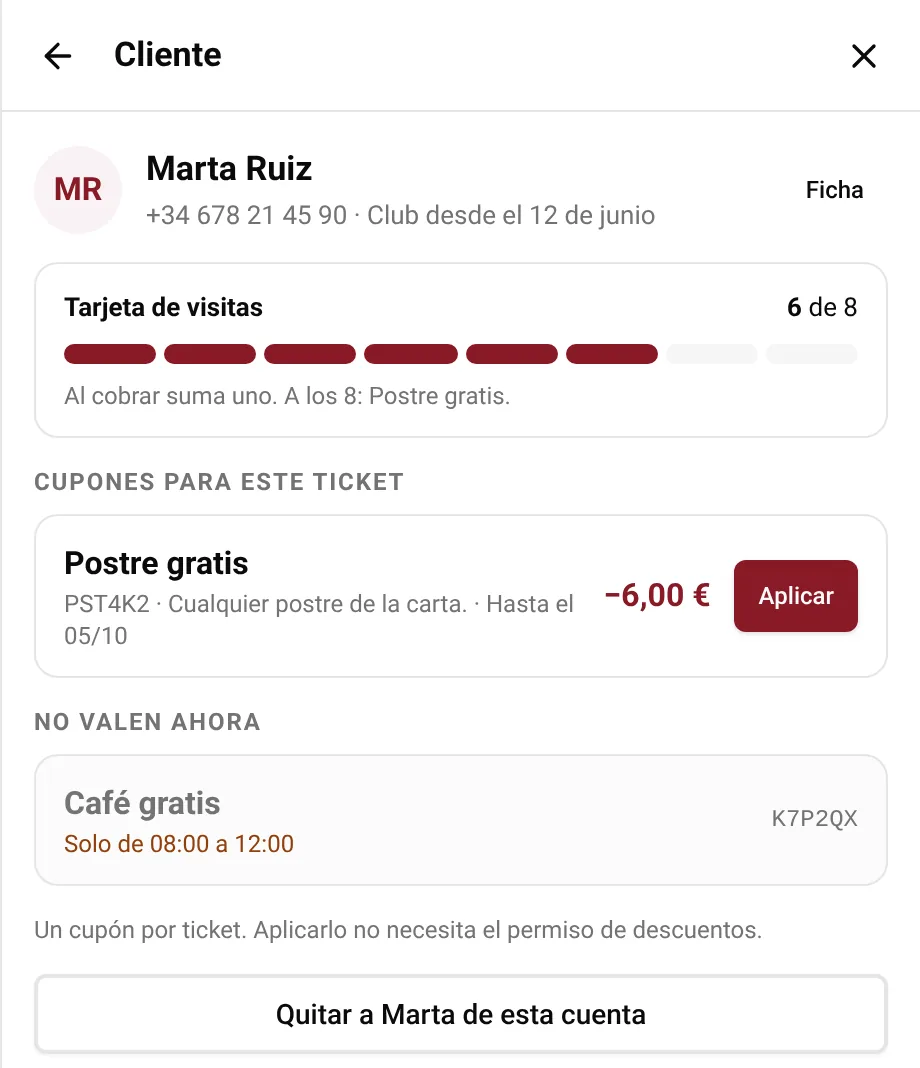 Marta Ruiz al cobrament del TPV: la seva targeta de visites amb 6 de 8 segells, el cupó Postres gratis de 6,00 € a punt per aplicar i el Cafè gratis, que només val de 8:00 a 12:00.
