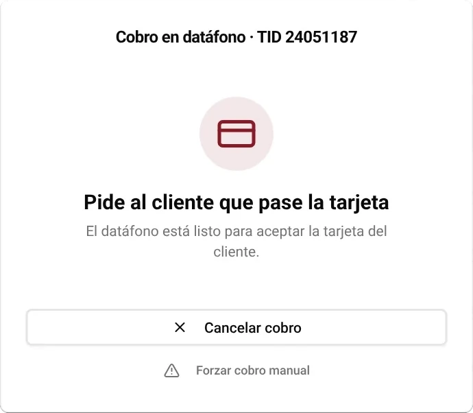 El TPV mentre el datàfon cobra, amb l’avís de demanar al client que passi la targeta.